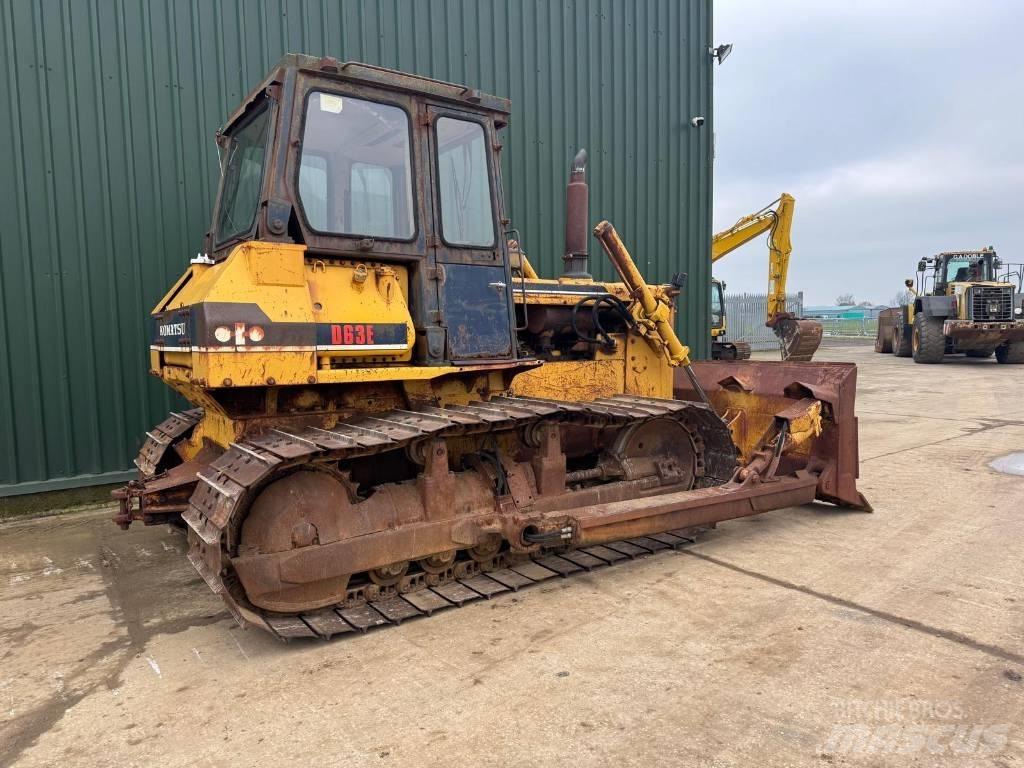 Komatsu D63E-1 履帶推土機