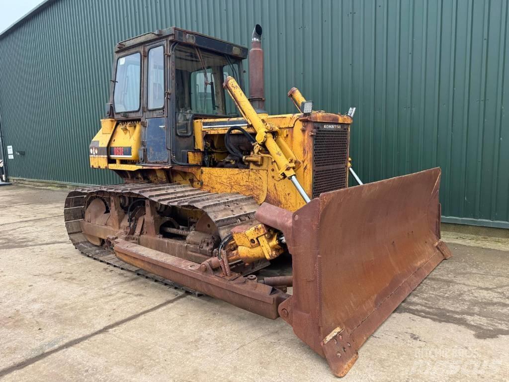 Komatsu D63E-1 履帶推土機