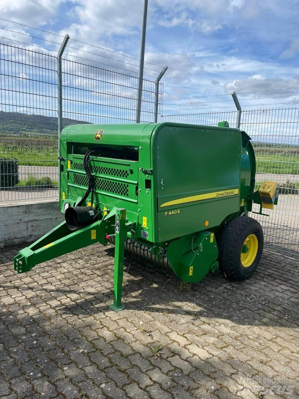 John Deere F440E 圓型牧草打包機