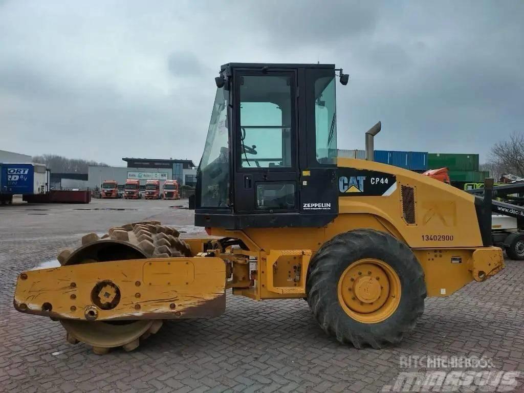 CAT CP 44 單輪滾壓機