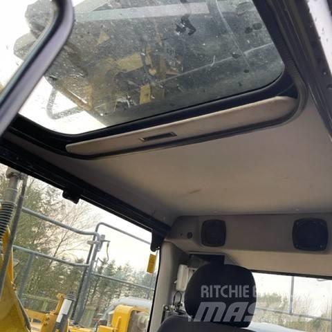 Komatsu PC210 LCI - 10 曳引機