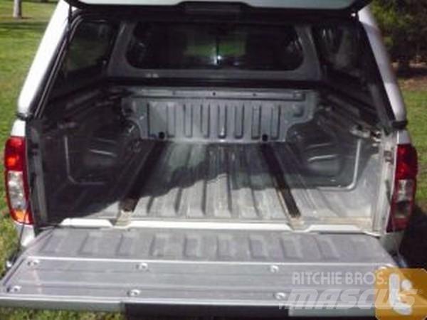 Nissan NAVARA ST-X 廂式貨物運輸車