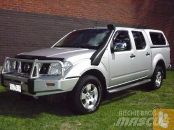 Nissan NAVARA ST-X 廂式貨物運輸車