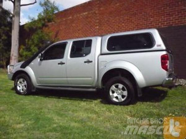 Nissan NAVARA ST-X 廂式貨物運輸車