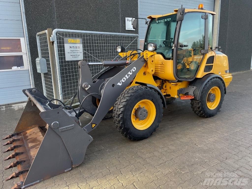 Volvo L28F 小型裝載機