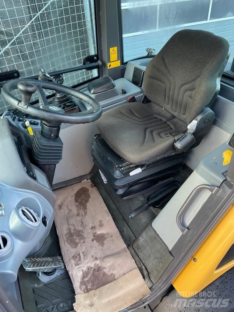 Volvo L28F 小型裝載機