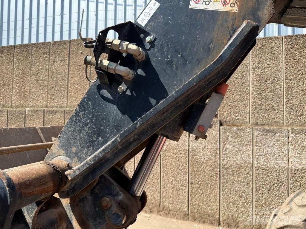 Manitou MT 733 伸縮臂操作車