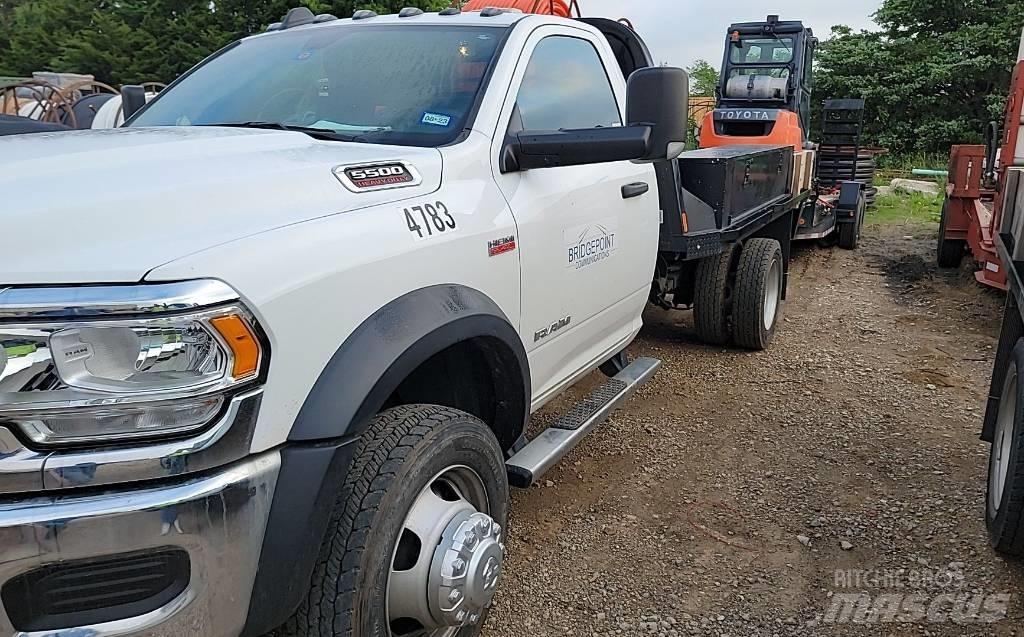 RAM 5500 平板式/側卸式卡車