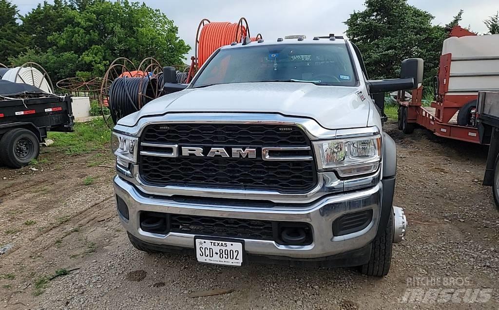 RAM 5500 平板式/側卸式卡車