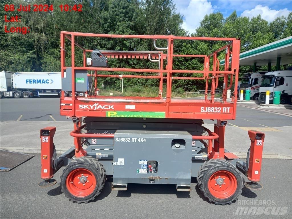 SkyJack SJ 6832 RT 剪式升降機