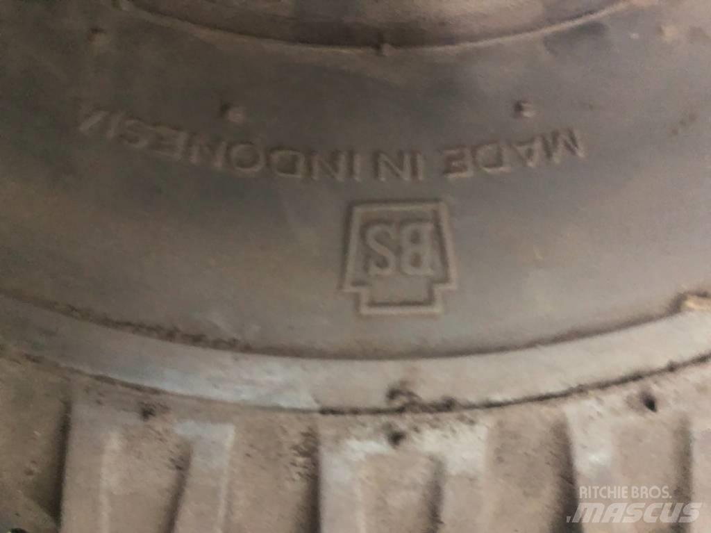 Bridgestone 21x8-9 輪胎、車輪和輪圈