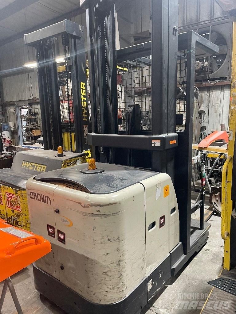 Crown Order Picker 電動堆高機