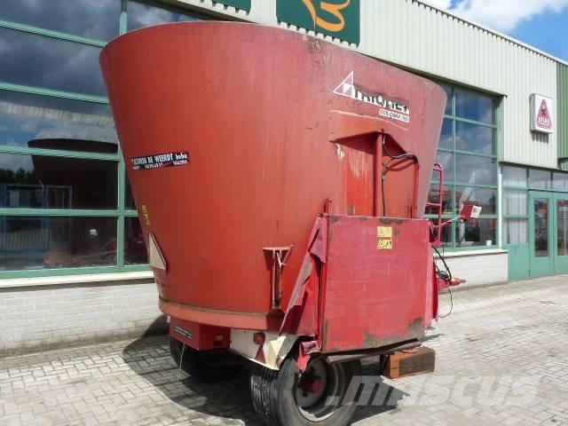 Trioliet SM-14 動物進料機