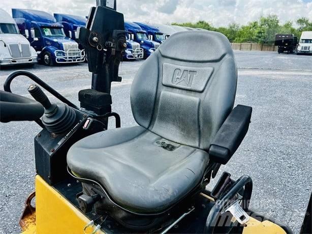 CAT CB 24 雙輪滾壓機