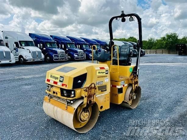 CAT CB 24 雙輪滾壓機