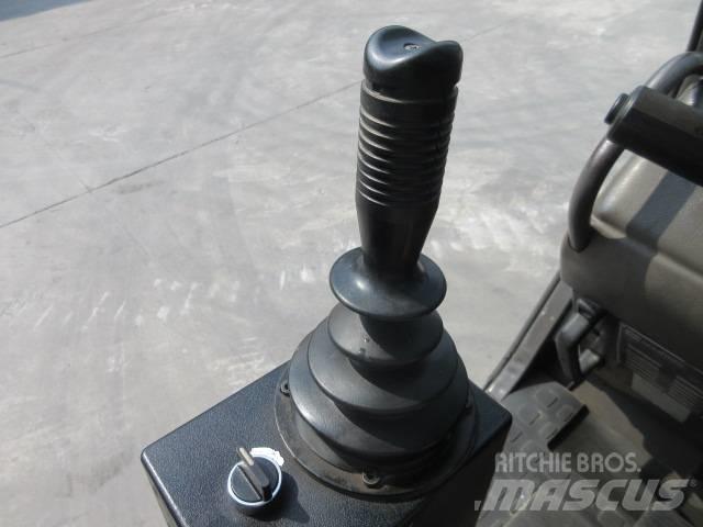 Manitou MRT 1850 伸縮臂操作車
