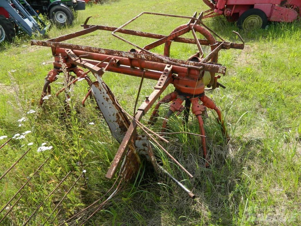 Kuhn 3.2 耙與翻草機