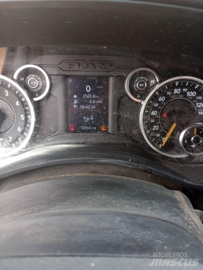 RAM 5500 平板式/側卸式卡車