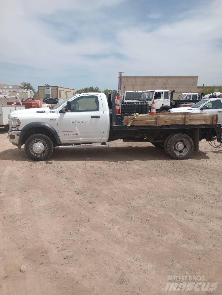 RAM 5500 平板式/側卸式卡車