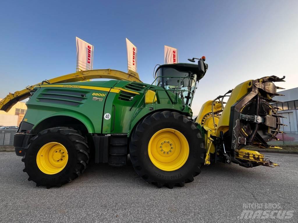 John Deere 8800 自走式飼料採集機