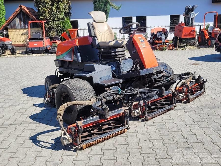 Jacobsen 305 裝載與牽引式割草機