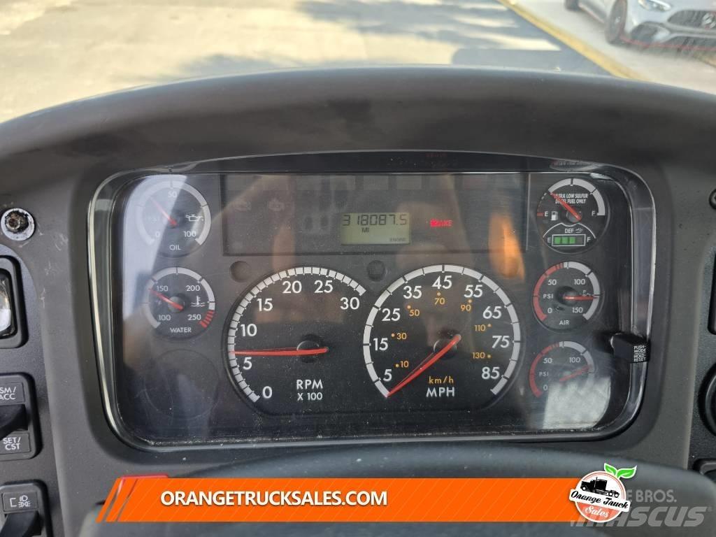 Freightliner M2 106 商用底盤車