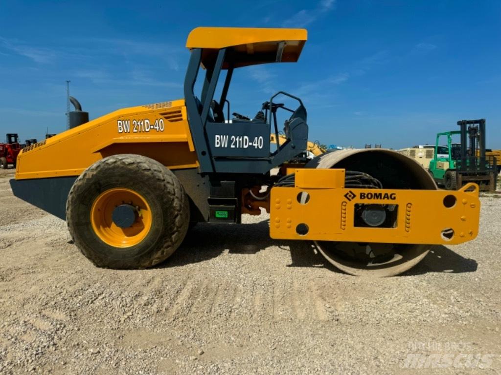 Bomag BW 211 D-40 複合式滾壓機