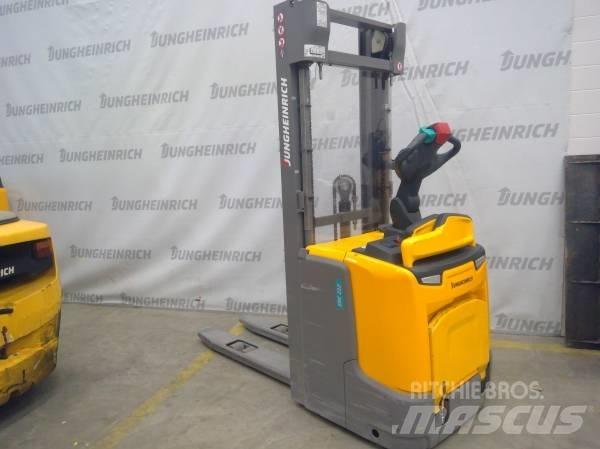 Jungheinrich ERC 212 自走式堆積機