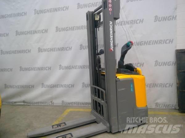 Jungheinrich ERC 212 自走式堆積機