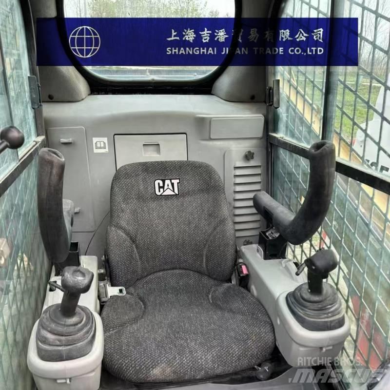 CAT 246 C 滑移轉向裝載機