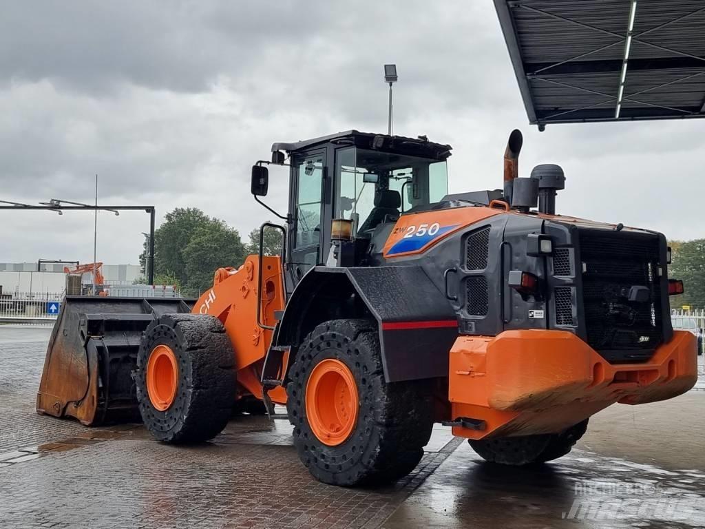 Hitachi ZW 250 輪胎式裝載機