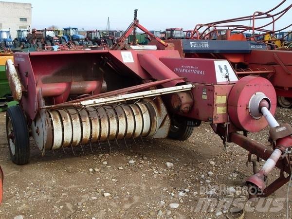 International B47 方形打捆機