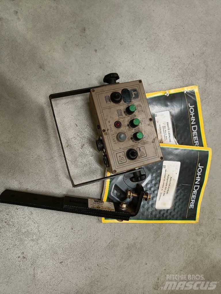 John Deere 623N 圓型牧草打包機