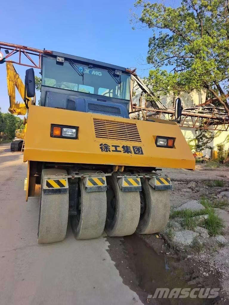 XCMG XP 263 膠輪滾壓機