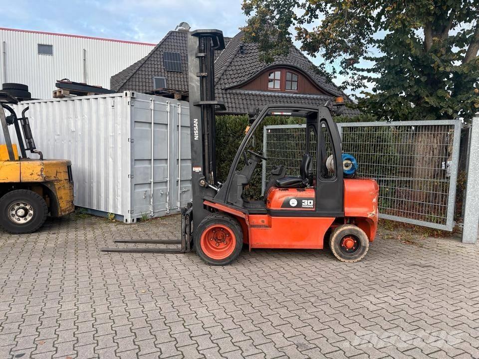 Nissan UGD02 A 30 PQ 液化石油氣LPG卡車