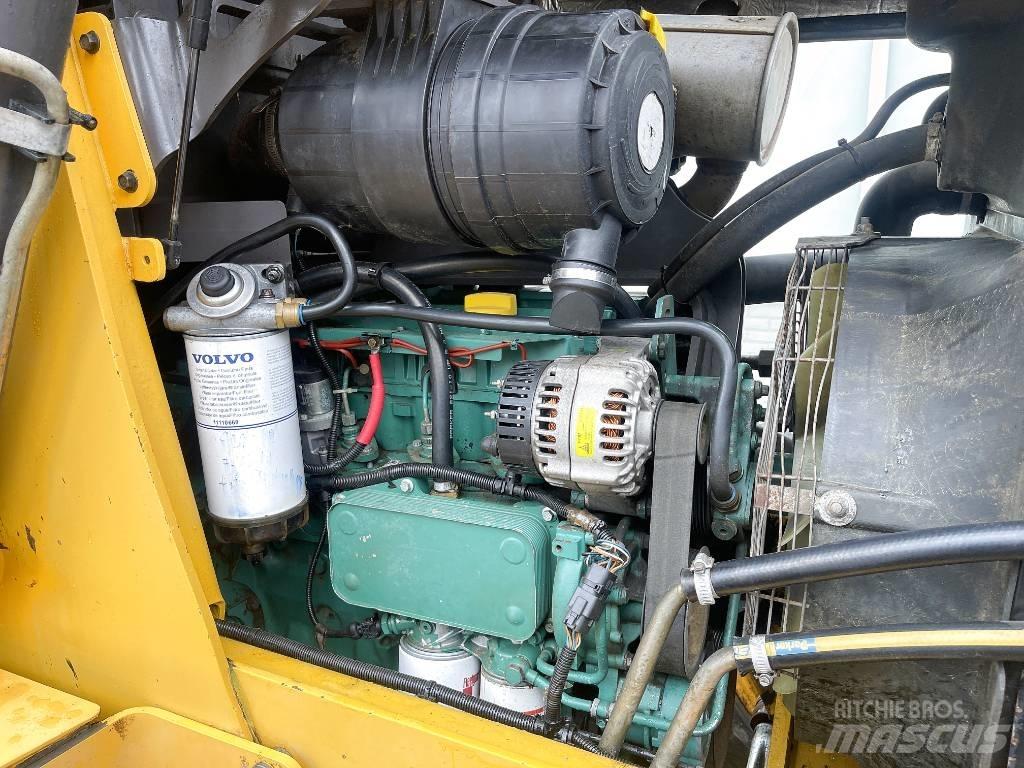 Volvo BL71 反鏟裝載機