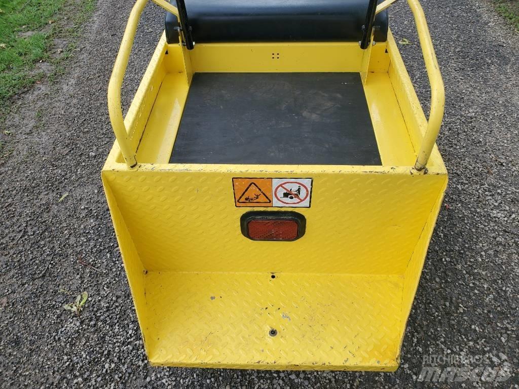 Cushman MM 牽引車
