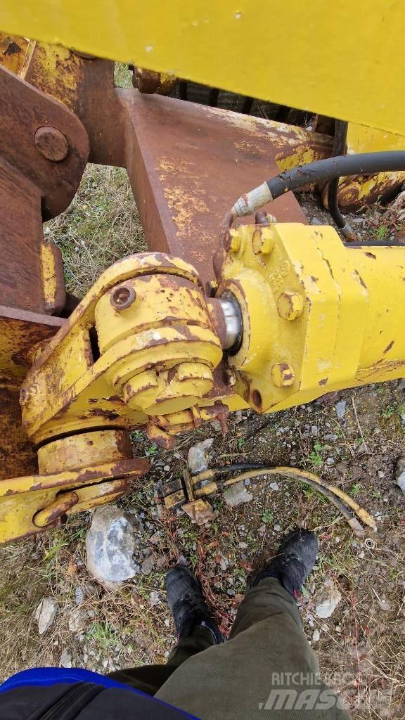 Komatsu D85 底盤和懸架