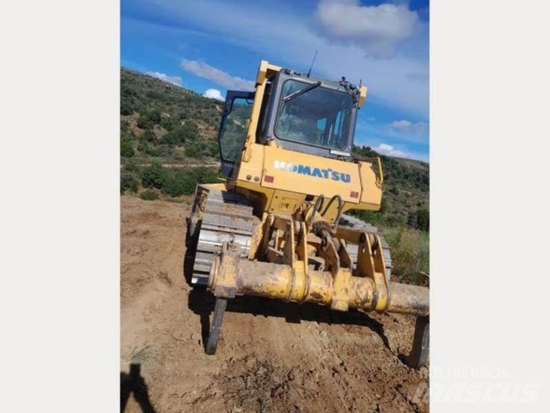 Komatsu D65EX-15 履帶推土機