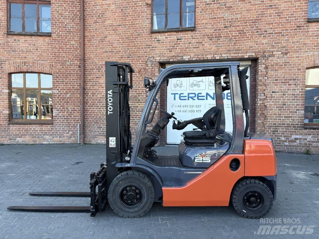 Toyota 02-8 FDF 25 柴油卡車