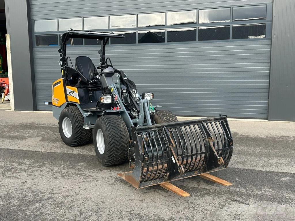 GiANT G2700HD+ 小型裝載機