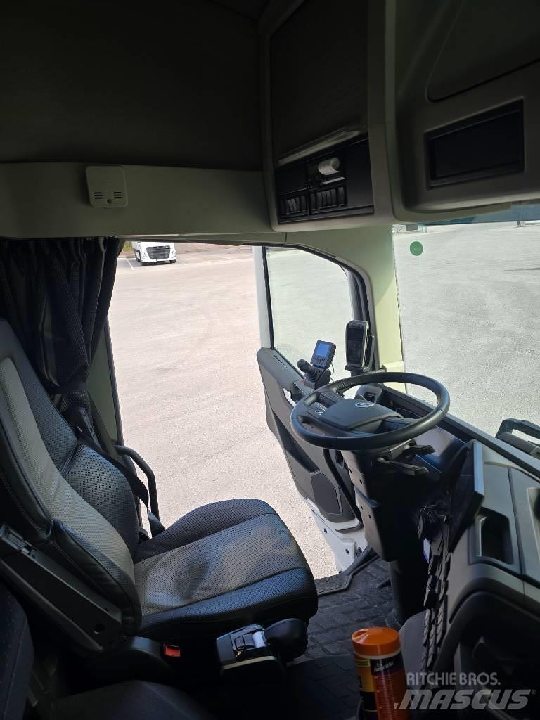 Volvo FM Electric 吊鉤式起重車