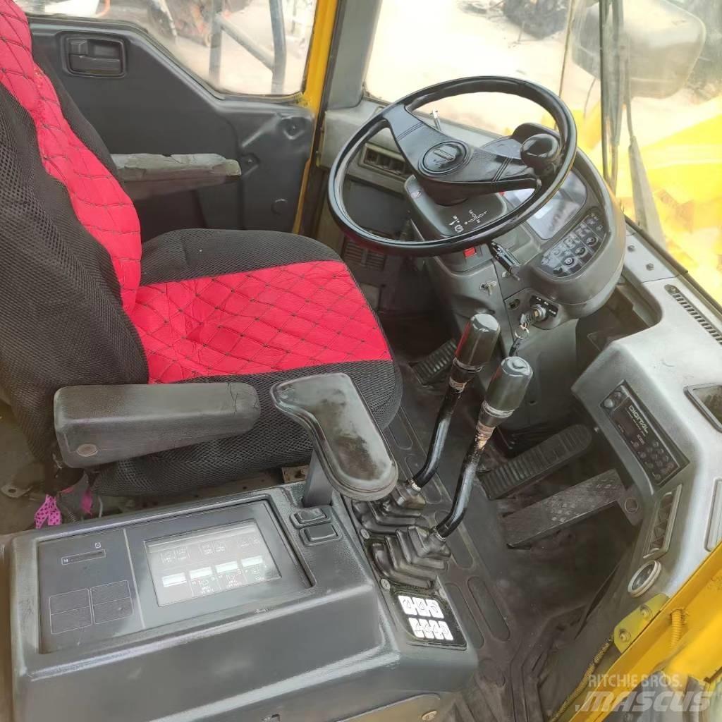Komatsu WA 600 輪胎式裝載機