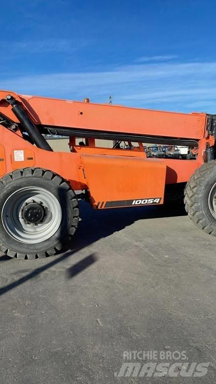 SkyTrak 10054 伸縮臂操作車