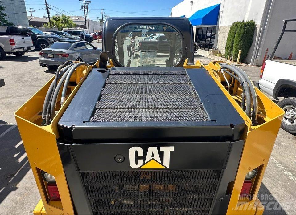 CAT 246 D 滑移轉向裝載機