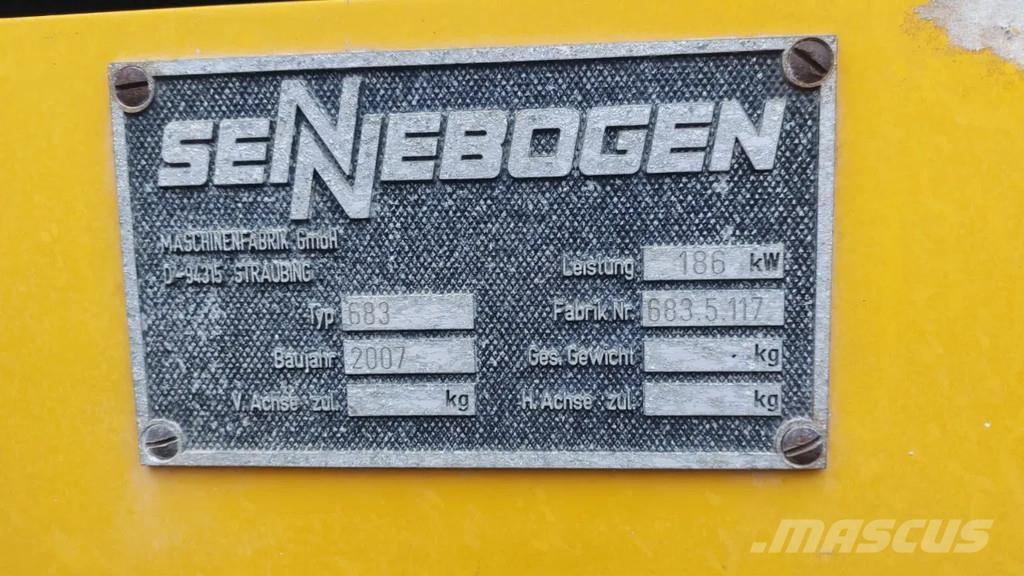 Sennebogen 683R 履帶式起重機