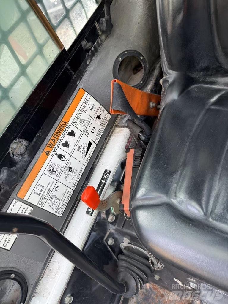 Bobcat S 300 滑移轉向裝載機