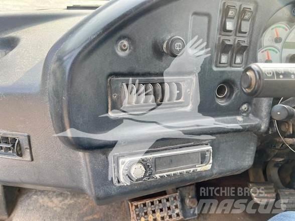 CAT 725 鉸接式起吊車
