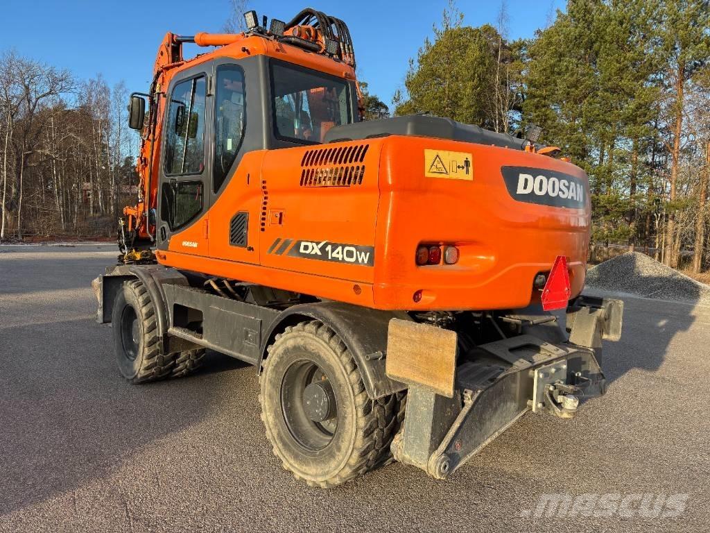 Doosan DX 140 W + vagn 旋轉式挖土機/掘鑿機/挖掘機