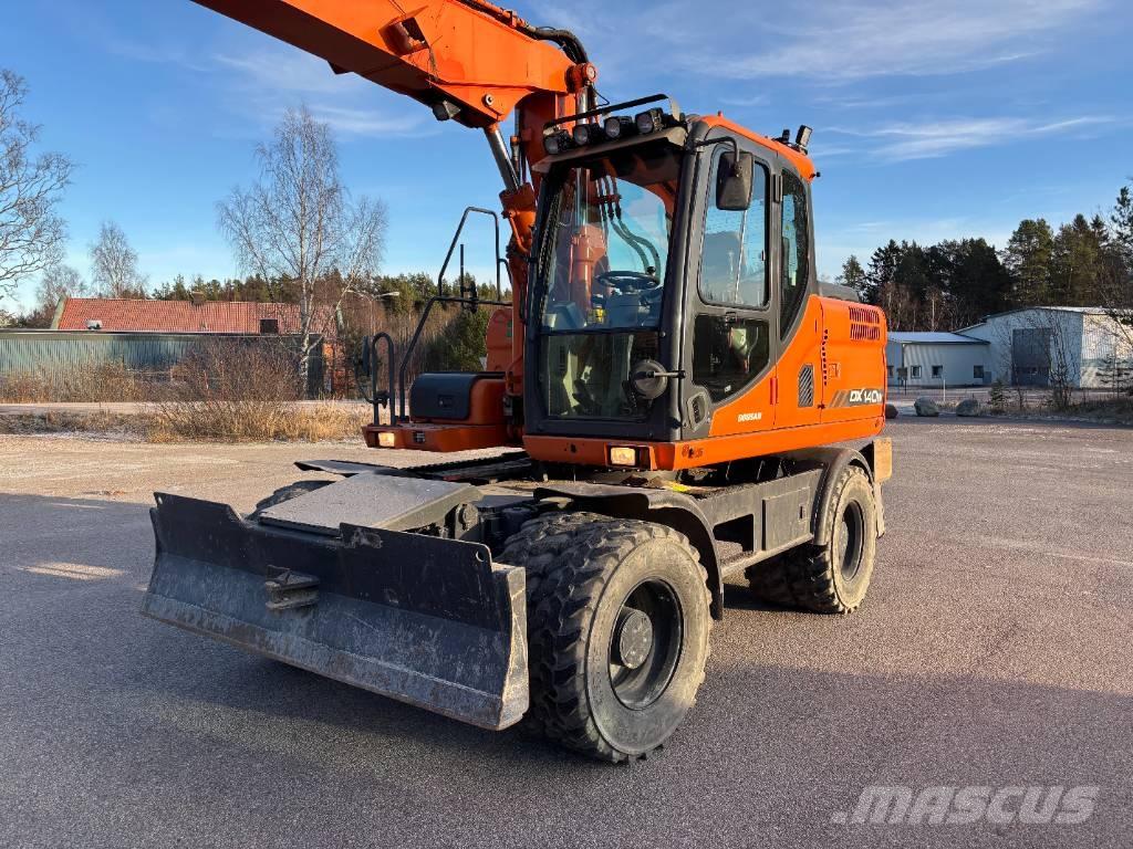 Doosan DX 140 W + vagn 旋轉式挖土機/掘鑿機/挖掘機
